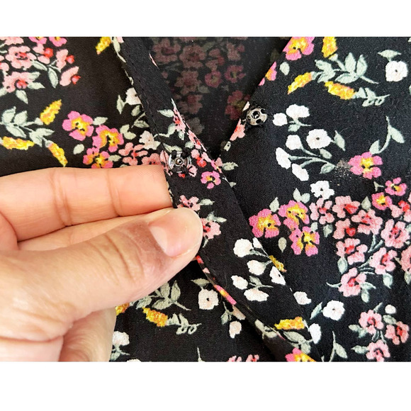 LOFT Black Floral Wrap Short Sleeve Romper Womens Size 4 - Picture 2 of 10